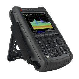 N9912C FieldFox three-quarter view